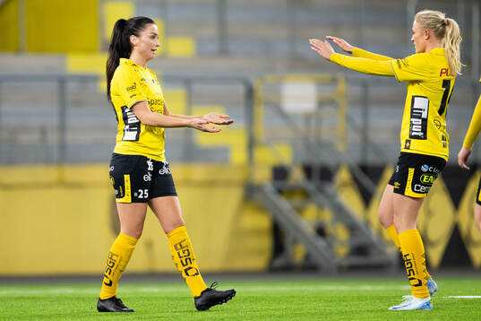Elfsborgs Izabella Bergström jublar med Emilia Bengtsson