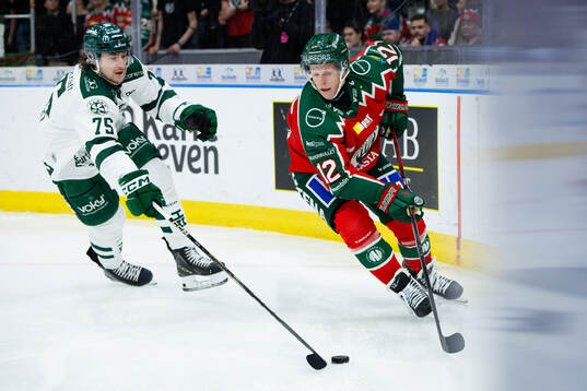 Färjestads Jeremy Salvas Groleau och Frölundas Max Friberg