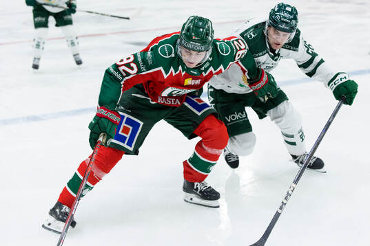 Frölundas Filip Cederqvist och Färjestads Joel Nyström