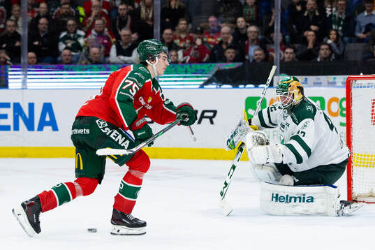 Frölundas David Edstrom skjuter av sin klubba