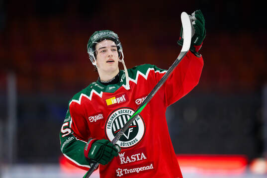 Frölundas David Edstrom jublar och tackar publiken