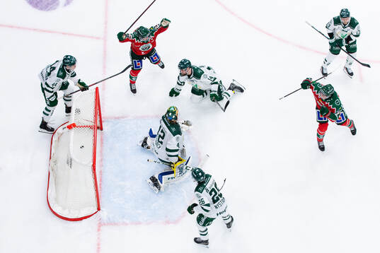 Frölundas David Edstrom kvitterar till 4-4 på Färjestads