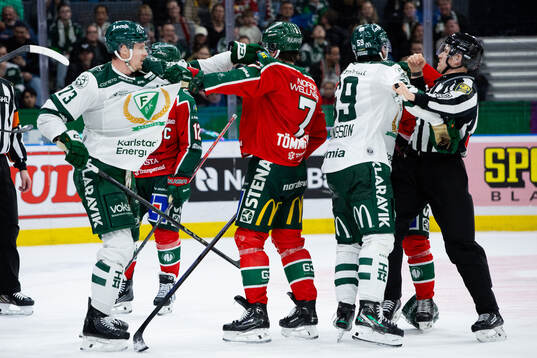 Färjestads Adam Ollas Mattsson och Linus Johansson mot