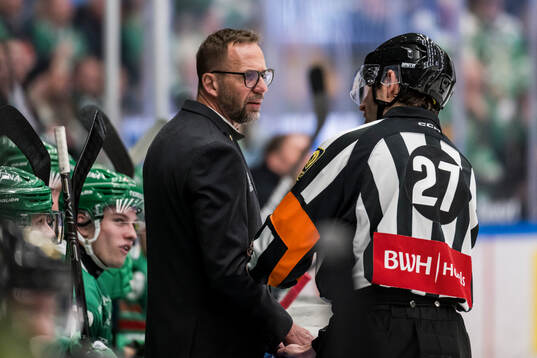 Rögles tränare Roger Hansson i samtal med domare