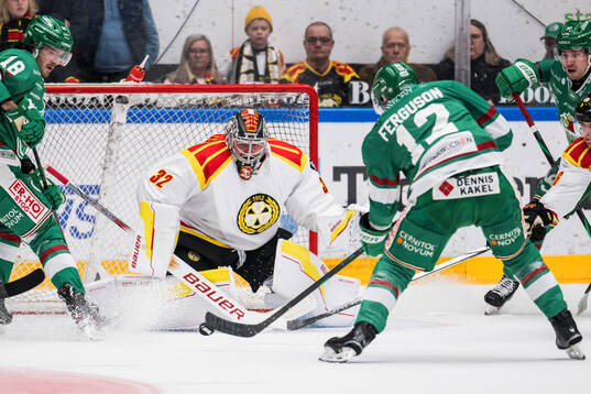Brynäs Ludvig Persson och Rögles Brady Ferguson som gör
