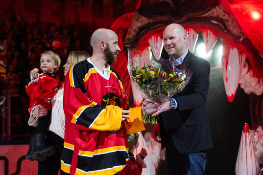 Luleås förre målvakt David Rautio mottar blommor av