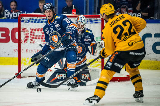 Växjös Zachary Giuttari och målvakt Adam Åhman och