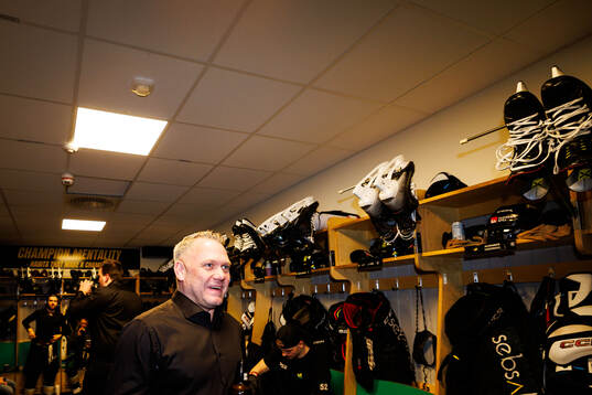 Östersunds tränare Mikael Holmqvist jublar