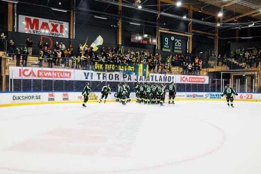 Östersunds spelare jublar