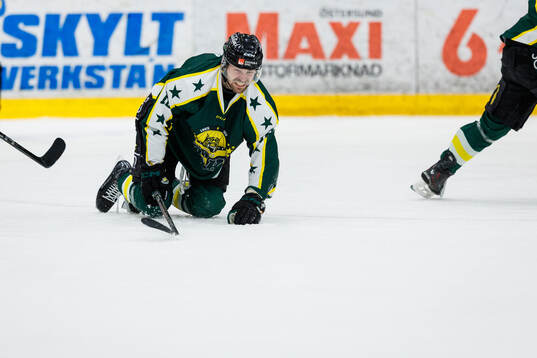 Östersunds Emil Molin har ont