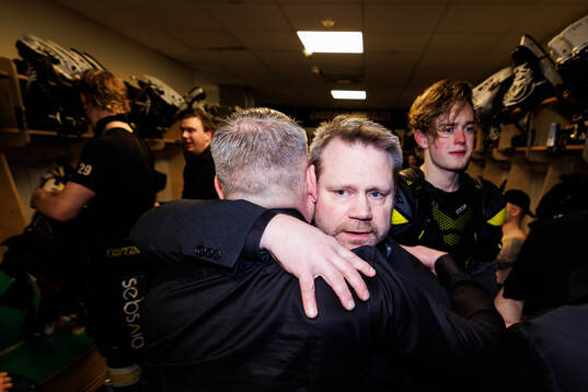 Östersunds tränare Mikael Holmqvist kramar om Kjell-Åke