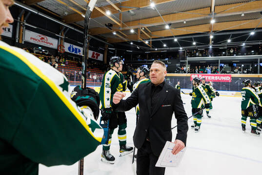 Östersunds tränare Mikael Holmqvist jublar