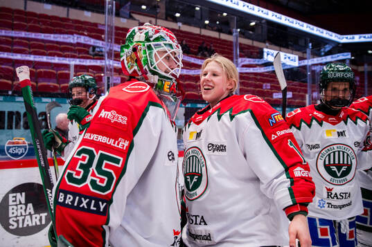 Frölundas målvakt Stephanie Neatby och målvakt Maja