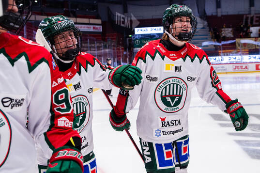 Frölundas Sydney Brodt och Andrea Dalen jublar