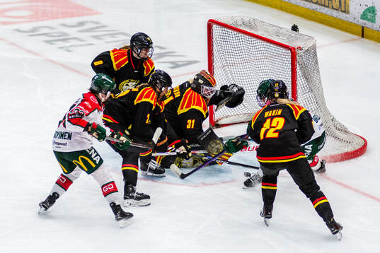 Frölundas Michelle Karvinen och Sydney Brodt mot Brynäs