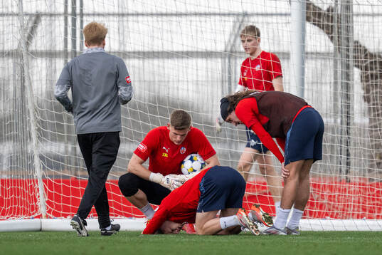 Adrian Svanbäck har ont och ses till av målvakt Johan Brattberg och Ervin Gigovic