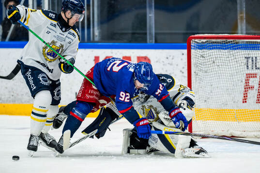 Södertäljes Andrew Nielsen och målvakt Frans Tuohimaa