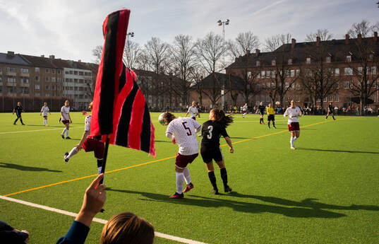 FC Möllans Hanna Tillwai och Las Presidentas Angelica Madsen