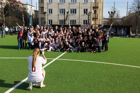 FC Möllans och Las Presidentas spelare fotograferaras tillsammans