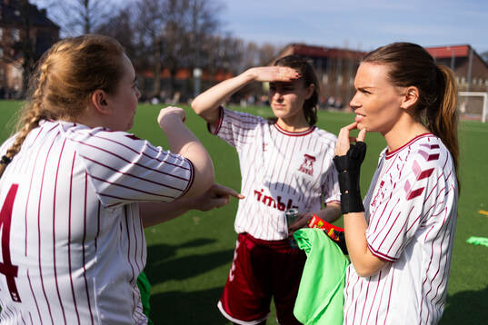 FC Möllans Klara Brattgård, Linnea Jonsson och Emma Watson vid halvtidspaus