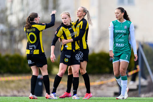 Hammarbys Smilla Vallotto, Julie Blakstad och Stina Lennartsson jublar efter 0-1