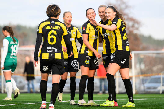 Hammarbys spelare jublar med målskytt Ellen Wangerheim  efter 0-3