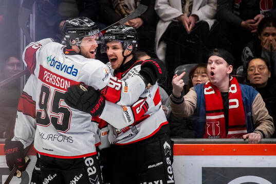 Malmö Redhawks Johan Olofsson gör 2-4 och jublar med Carl