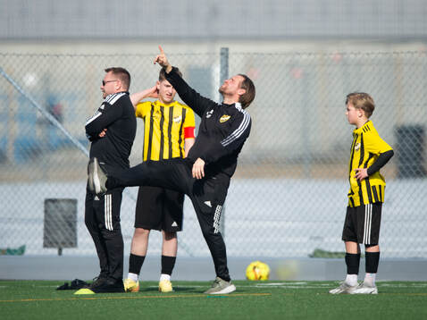 IFK Hässleholms tränare Ken Linde instruerar en spelare i