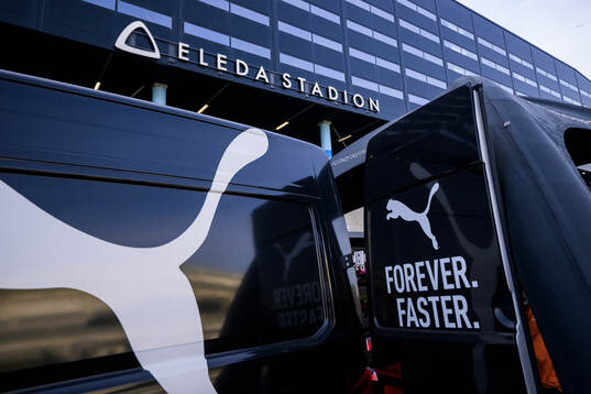 Puma visar upp skor för besökare