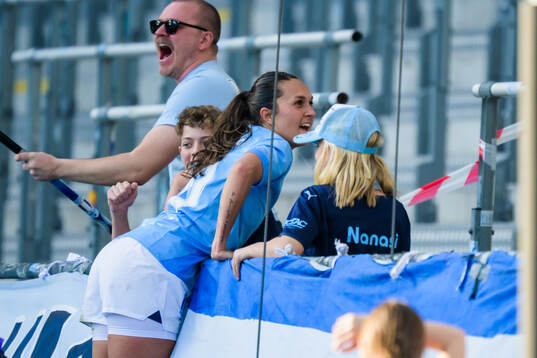 Malmö FFs Isabella D'Aquila jublar med publiken efter hon gjort 1-0