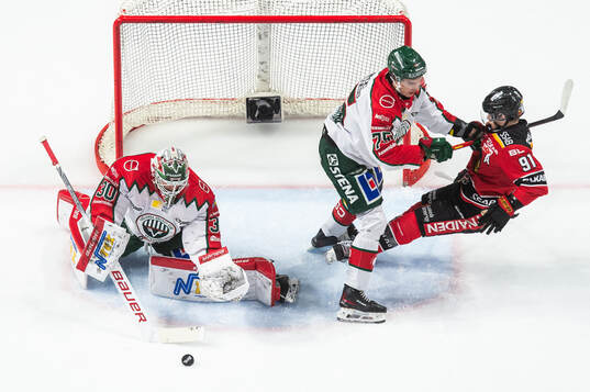 Frölundas målvakt Tobias Normann, David Edstrom och