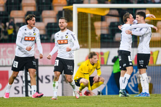 Häckens spelare jublar