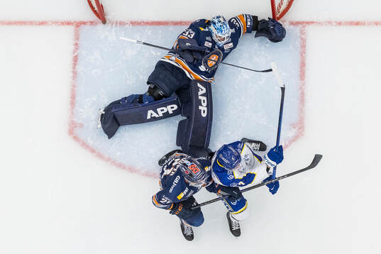 Växjös målvakt Emil Larmi Växjös Martin Lundberg och