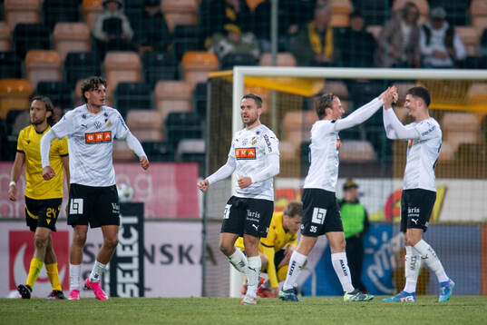 Häckens spelare jublar