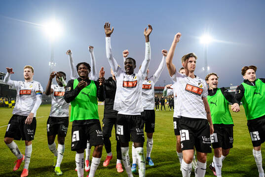 Häckens spelare jublar
