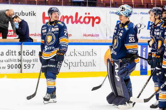 Växjös Martin Lundberg och målvakt Emil Larmi jublar