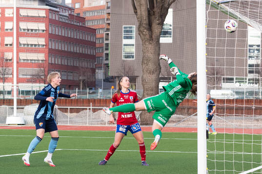 Djurgårdens Olivia Ulenius och Vittsjös Amanda Altheden