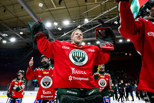 Frölundas målvakt Maja Helge jublar