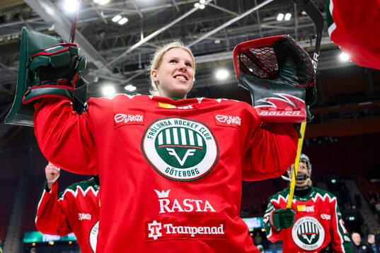 Frölundas målvakt Maja Helge jublar