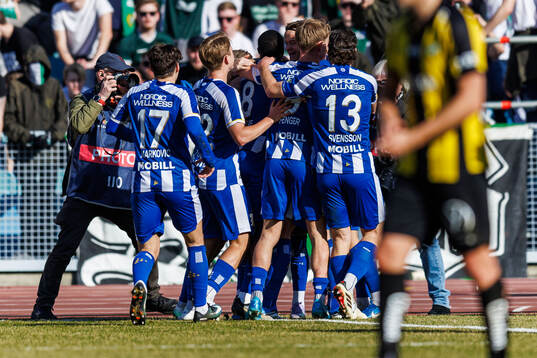 IFK Göteborgs Tobias Heintz jublar med lagkamrater efter 1-0