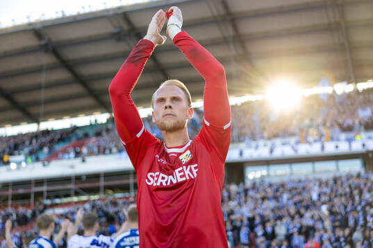 IFK Göteborgs målvakt Pontus Dahlberg jublar och tackar