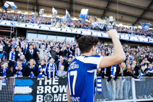 IFK Göteborgs Eman Markovic jublar och tackar klacken