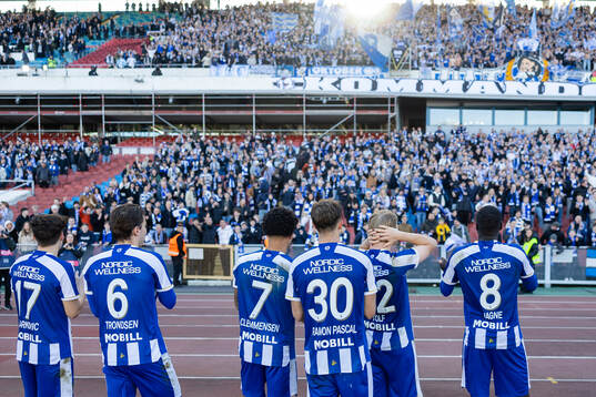 IFK Göteborgsspelare jublar och tackar publiken