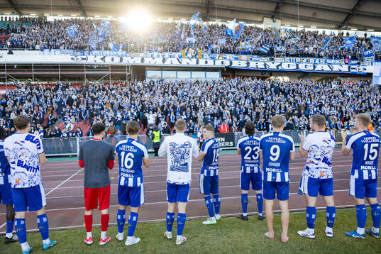 IFK Göteborgsspelare jublar och tackar publiken