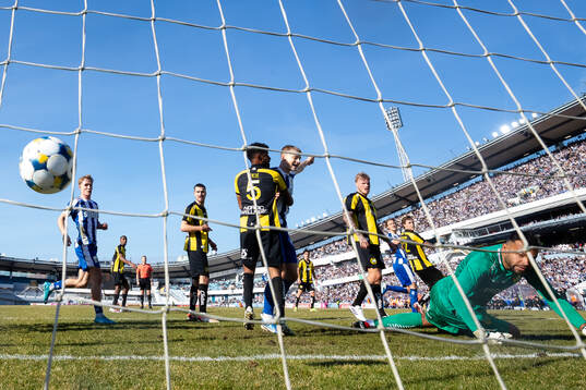 IFK Göteborgs Tobias Heintz (ej i bild) skjuter 1-0 i mål