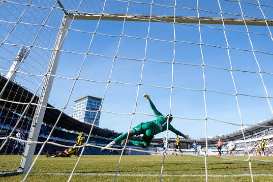 IFK Göteborgs Eman Markovic skjuter 2-0 i mål bakom