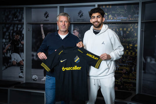 AIKs Andronikos Kakoullis med sportchef Thomas Berntsen