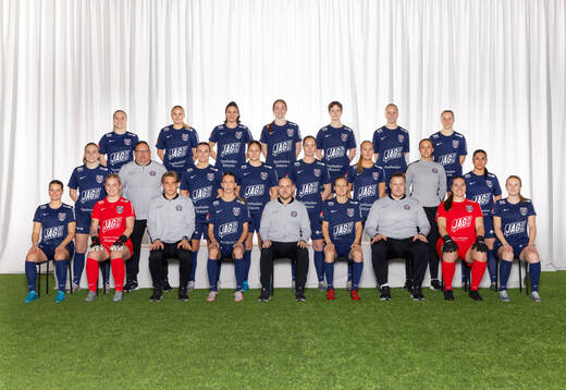  Stina Niklason, Viivi Ollonqvist, Anna Sutter, Rylie Combs, Fiona Eriksson, Linnea Strömberg, Sara Ikonen. Mittenledet från vänster: Emina Trumic, materialförvaltare Morgan Nyberg Boussard, Viivi Spets, Emma Bulow, Matilda Eriholm, Moa Selling, fysio Molly Gustafsson, Tiama Youhana. Sittande från vänster: Chloé Eriksson, Tea Lundmark, assisterande tränare Hjalmar Isberg, Wilma Öhman, huvudtränare Rickard Johansson, Sheila van Den Bulk, assisterande tränare Anton Olsson, Monica Wilhelm, Elisabeth Tillenius. Editors note: Bilden är retuscherad.