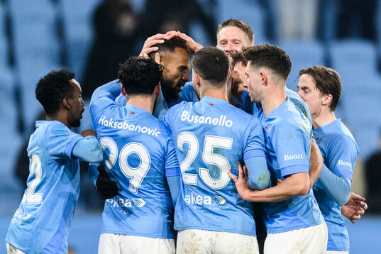 Malmö FFs Isaac Kiese Thelin jublar med lagkamrater efter 1-0 på straff