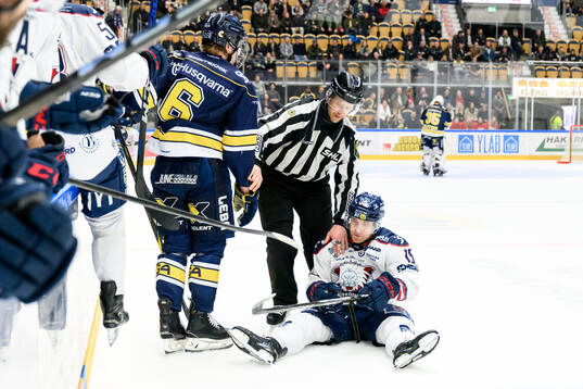 HV71s Karl Annborn och Linköpings Patrick Russell